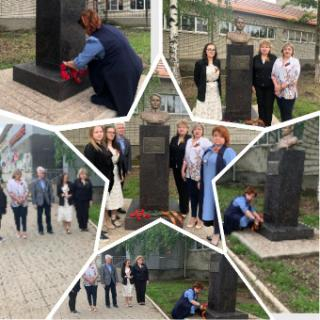 Возложение цветов к бюcту героя